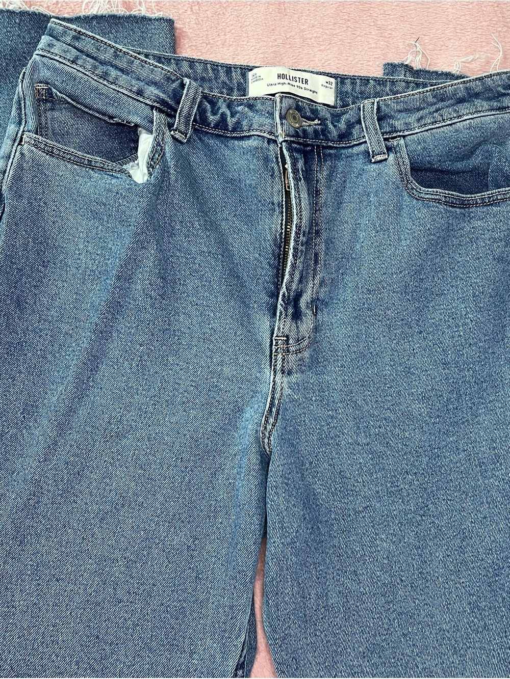 Hollister Light Blue High-Rise Straight Leg Jeans It has a small crack behind